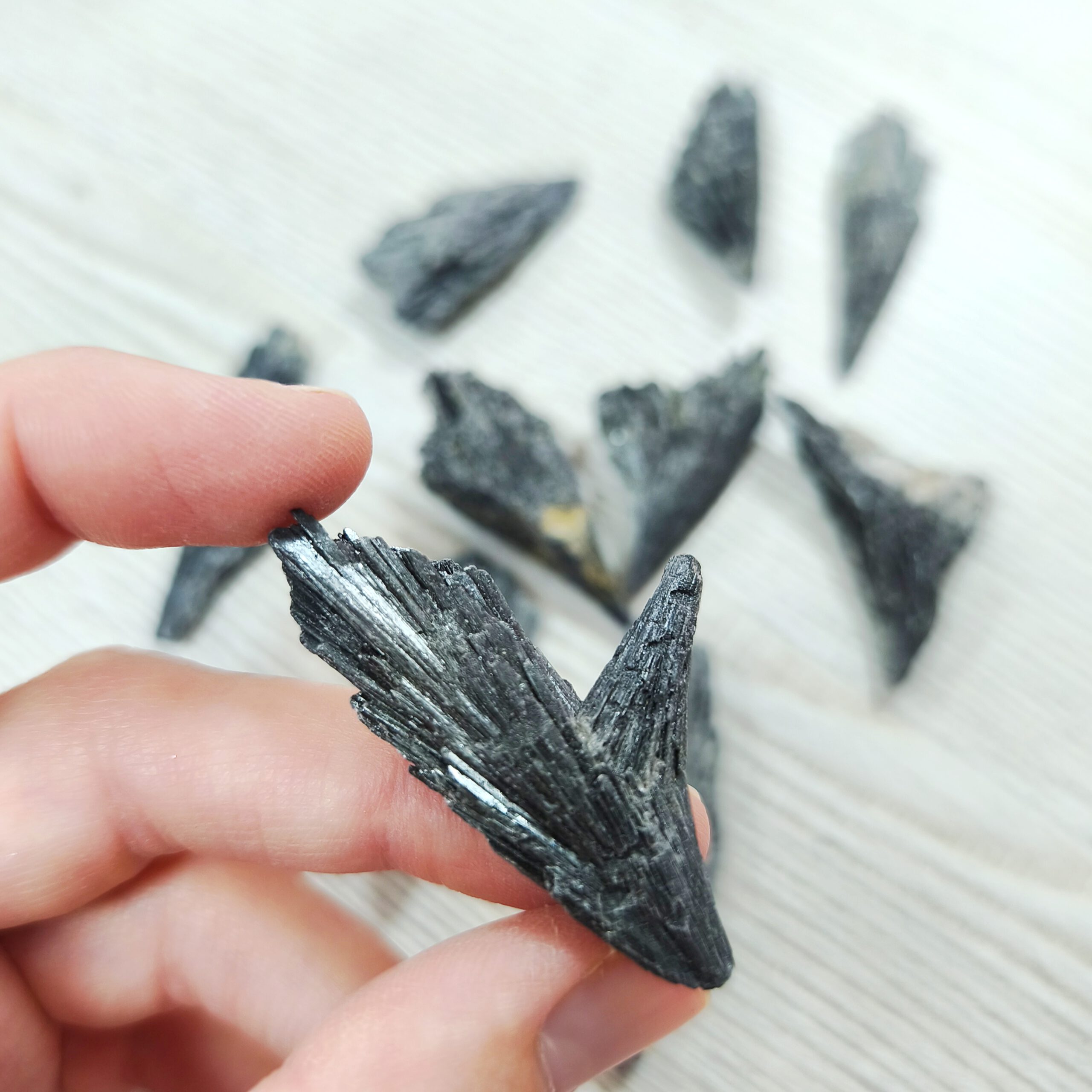 Cianita Negra (Escoba de Bruja) – Piedra Natural