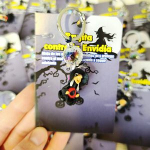 Llavero Brujita Contra la Envidia – Amuleto Protector con Ojo Rojo