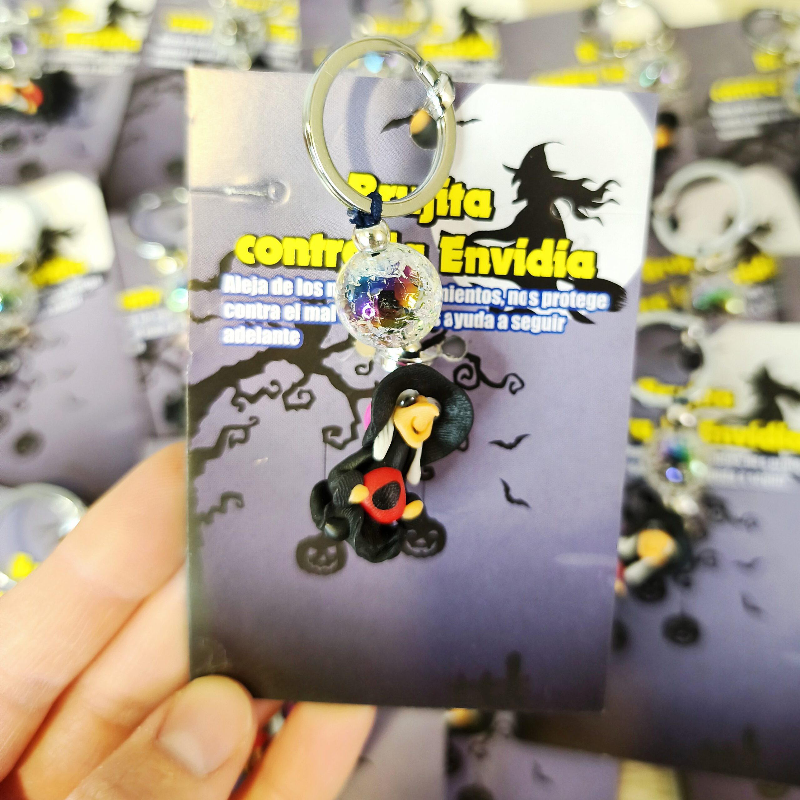 Llavero Brujita Contra la Envidia – Amuleto Protector con Ojo Rojo