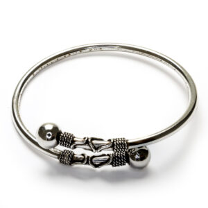 Pulsera Bali abierta de plata de ley con terminales en bola