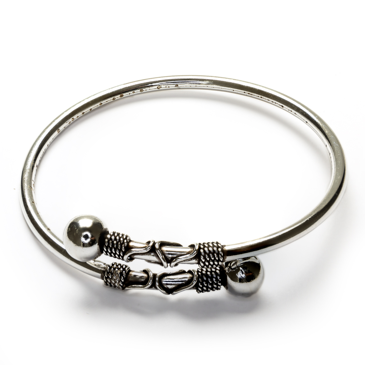 Pulsera Bali abierta de plata de ley con terminales en bola
