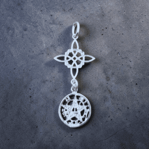 Colgante de plata nudo de bruja y tetragramatón