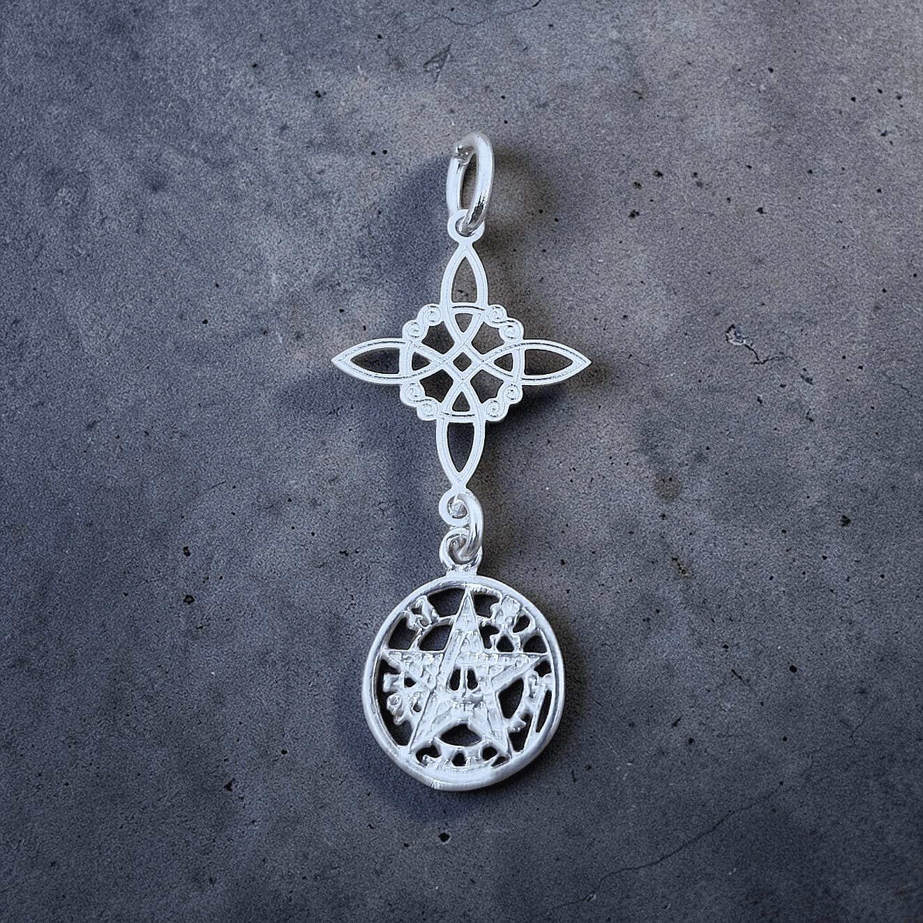 Colgante de plata nudo de bruja y tetragramatón