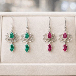 Pendientes Flor de Loto de Plata de Ley con Piedra Natural (Rubí o Esmeralda) – 25x15 mm