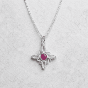 Collar Nudo de Bruja en Plata de Ley con Rubí